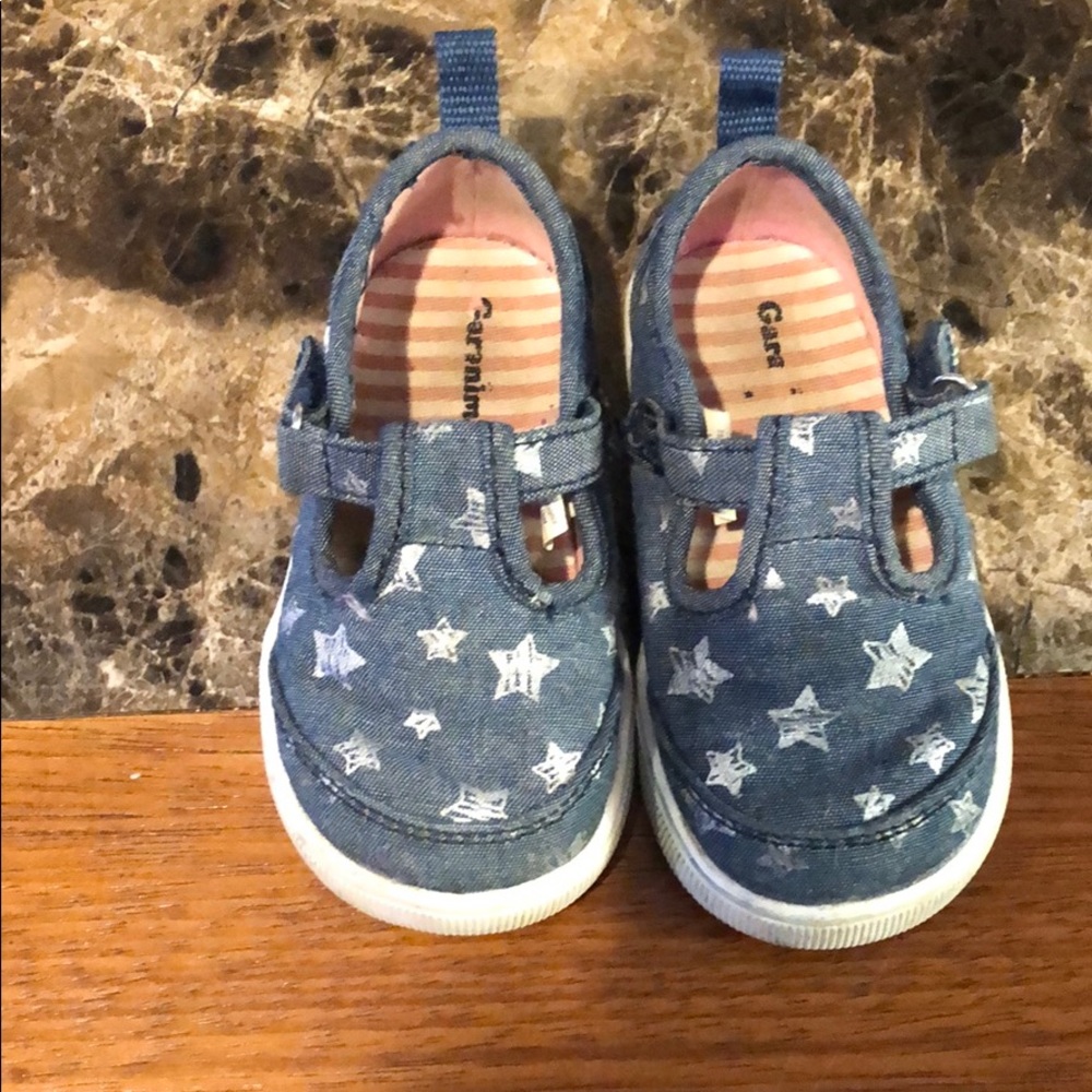 Garanimals Size 4. She worn them quite a bit.